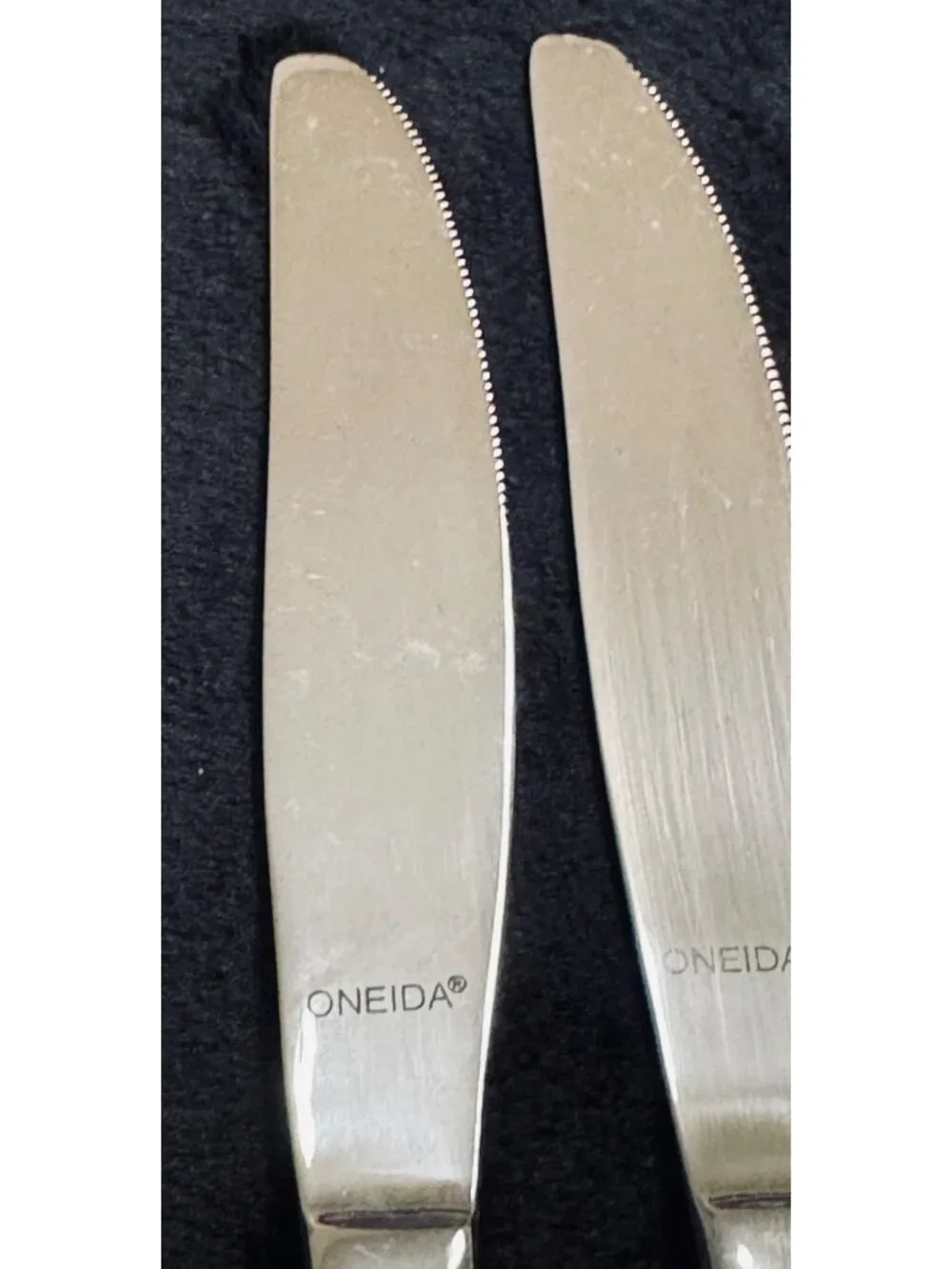4 Oneida TUSCANY Dinner Knives Stainless Steel Scroll
